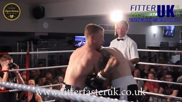 White Collar Boxing Luke Hardwell VS Roy Sowerby Highlights смотреть онлайн