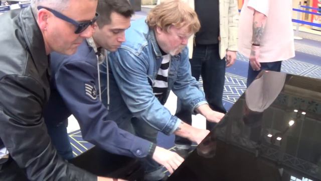 FIVE DUDES JAM ON THE PARIS PIANO смотреть онлайн