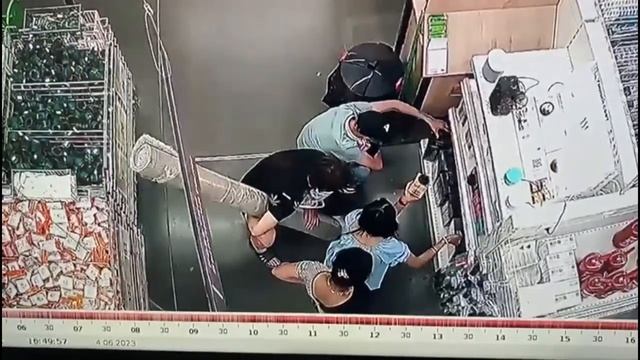 Тюль, колонка и ковер. В Юбилейном воры обчистили магазин на глазах охранника смотреть онлайн