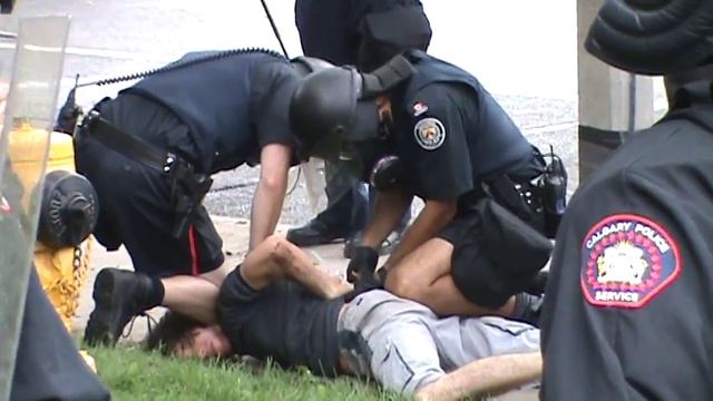 G20 Toronto Protest police arresting a seated protester wearing a tophat (Pls check my links) смотреть онлайн