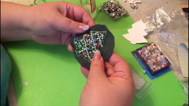 Новогодняя брошь из бисера-мастер класс. Елочка смотреть онлайн