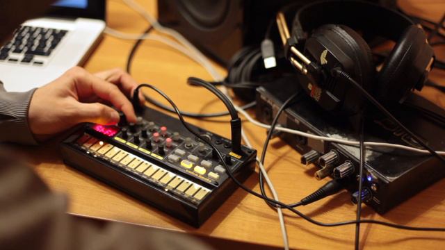 Korg Volca Beats Techno - Tonal Toms смотреть онлайн