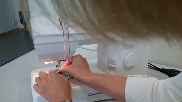 Lær å tre en symaskin - Huaqvarna Viking Mosserød skole смотреть онлайн
