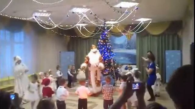 Танец с Дедом Морозом смотреть онлайн