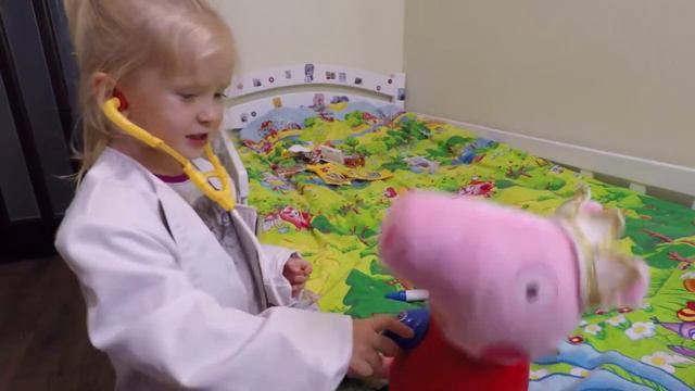 Свинка Пеппа съела много сладкого Лечим Пеппу Открываем киндер Peppa pig ate a lot of sweet смотреть онлайн