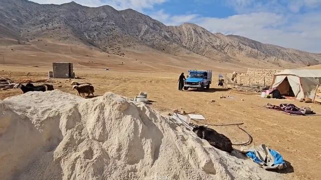 Returning to the previous house and bringing materials to continue the construction process смотреть онлайн