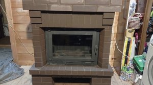 Красивая обкладка кирпичом кассетного камина