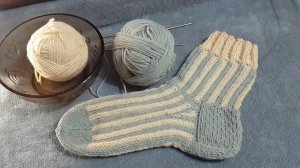 Теплые плотные носочки спицами