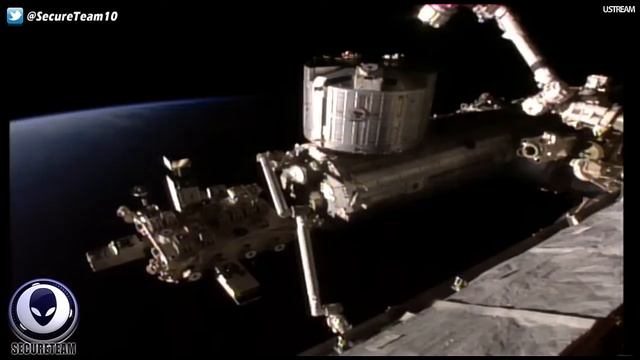 Смонтировал это видео уфолог Тайлер Глокнер из кадров, снятых онлайн-камерой, работающей на МКС.