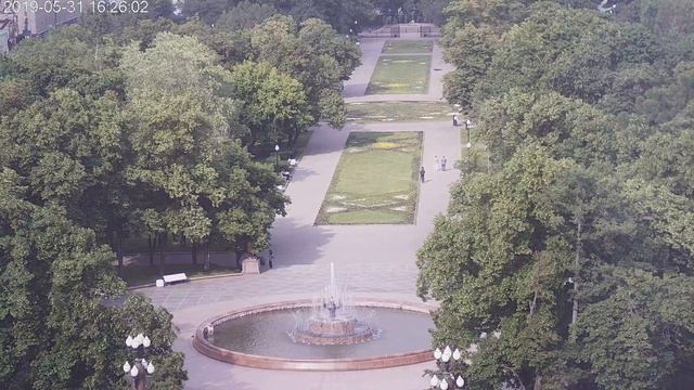 Женщина купается в фонтане в Репинском парке. смотреть онлайн