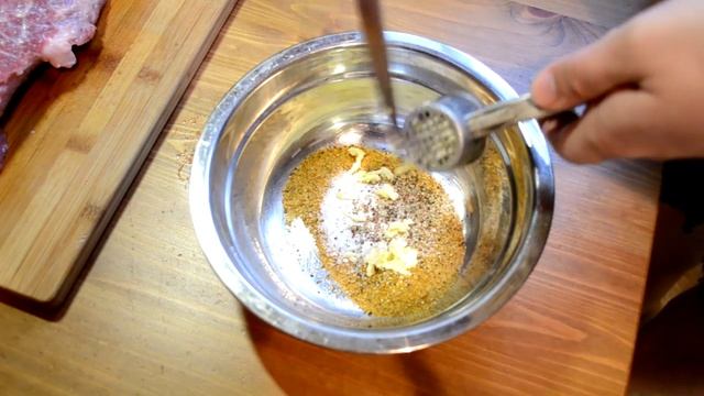 Запеченая говядина с чесноком. Рецепт для мультиварки. смотреть онлайн