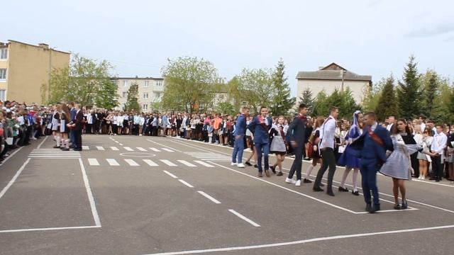 Предлагаем вспомнить, как выпускники средней школы №4 г Чашники исполняли вальс (30 мая 2022) смотреть онлайн