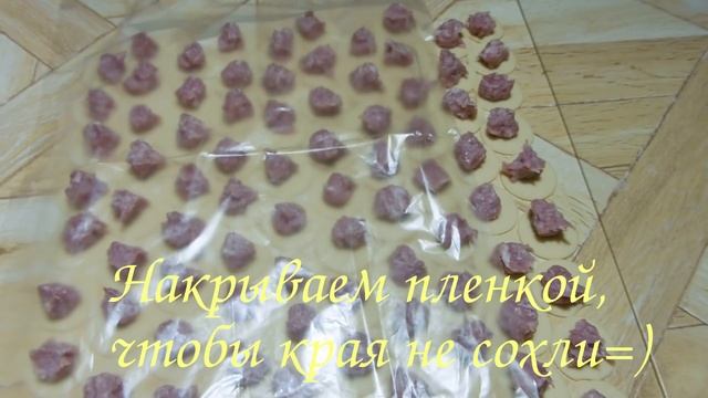 Как лепить 8 килограмм пельменей в час. Техника быстрой лепки Russian dumplings with their own hand смотреть онлайн