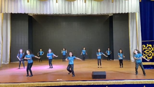 Танцевальный коллектив “Еркетай” пос.Осакаровка детский танец “Кудряшки” 8-9 лет смотреть онлайн