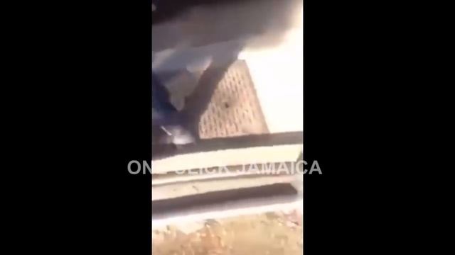 Police and Gunmen clash in West Kingston [RAW FOOTAGE] смотреть онлайн