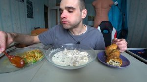 МУКБАНГ ПЕЛЬМЕНИ С БУЛЬОНОМ / САЛАТ / ВЫПЕЧКА - КОСИЧКА С МЯСОМ / ОБЖОР / EATING Mukbang ASMR АСМР
