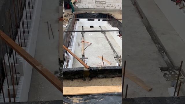Строительство переливного бассейна на высоких грунтовых водах смотреть онлайн