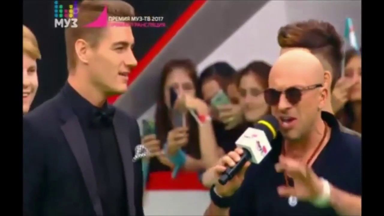 Алексей Воробьев и группа Френды на ковровой дорожке Премии МУЗ ТВ 2017 смотреть онлайн