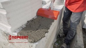Выкладка первого ряда газоблоков на цементно-песчаную смесь "Поревит"