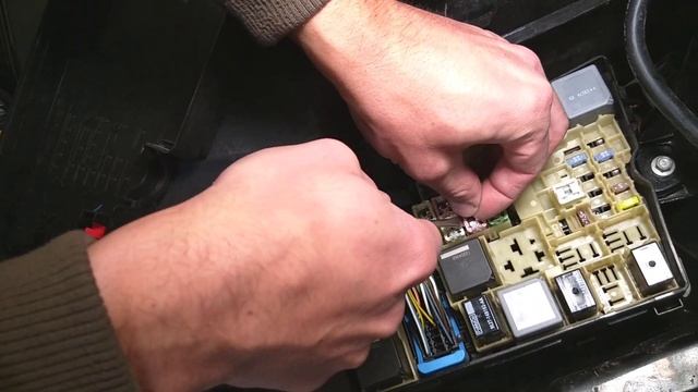 ECU ENGINE CONTROL MODULE FUSE LOCATION AND REPLACEMENT FORD FOCUS MK3 2012-2018 смотреть онлайн
