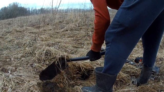 ПО СЛОВАМ МЕСТНЫХ ЖИТЕЛЕЙ ТУТ РЕМОНТИРОВАЛИ ТРАКТОРА!!! Коп металлолома смотреть онлайн