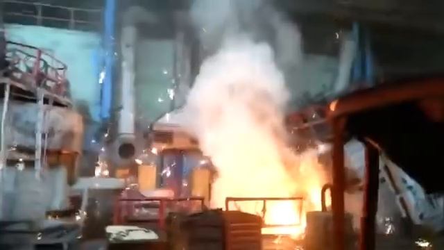 Расплавленный металл сливают в воду смотреть онлайн