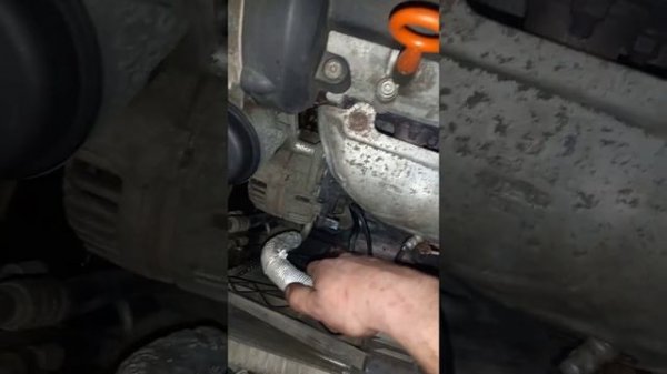 Skoda Roomster ремонт -  снятие генератора - замена натяжной станции