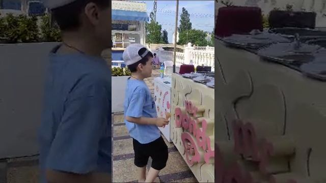 мороженки не дал нам мороженое