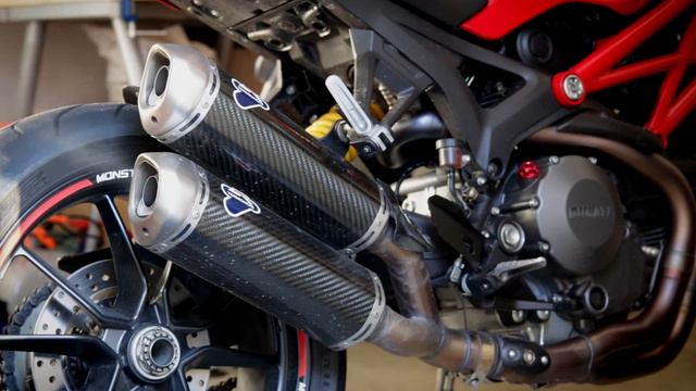Ducati Monster 1100 Evo Start Up (Termignoni Exhaust Sound) смотреть онлайн