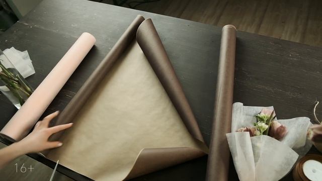 Пышный букет из трёх тюльпанов. Мастер класс. Лайфхаки для упаковки цветов. Тюльпаны в крафт бумаге смотреть онлайн