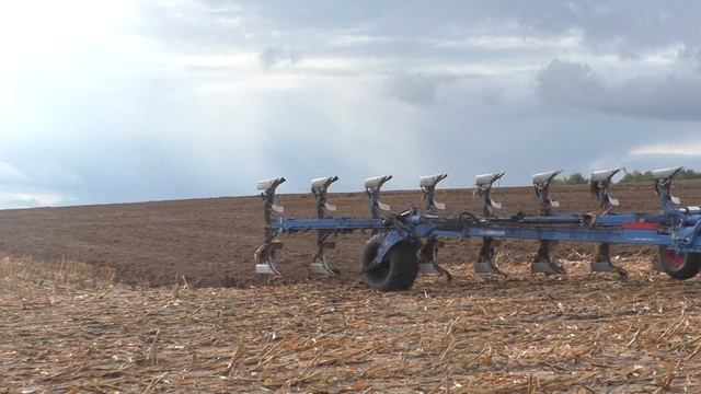 Распашка John Deere 8370R, Внесение удобрения МТЗ 1221. 2 смотреть онлайн