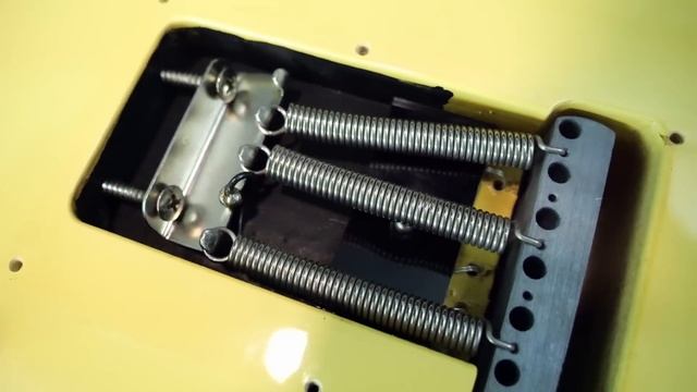 This Guitar Sounds AMAZING (No Pickups!) | 1996 Fender Stratocaster Classical Nylon Yngwie STCL-YM смотреть онлайн