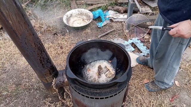 Жарим камбалу во дворе в казане. смотреть онлайн
