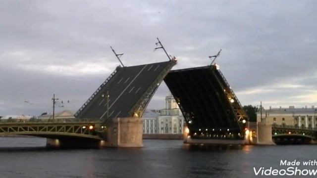 Развод Дворцового моста во время карантина СПб / Raising the bridge in St.Petersburg. смотреть онлайн