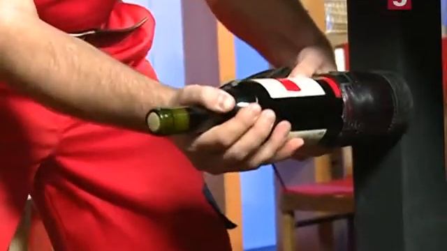 Как открыть бутылку вина: "Проще простого!" смотреть онлайн