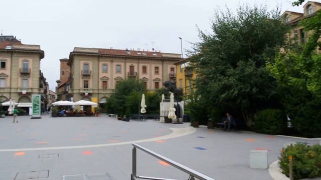 Alba (Cuneo, Piemonte) Piazza Savona - videomix смотреть онлайн