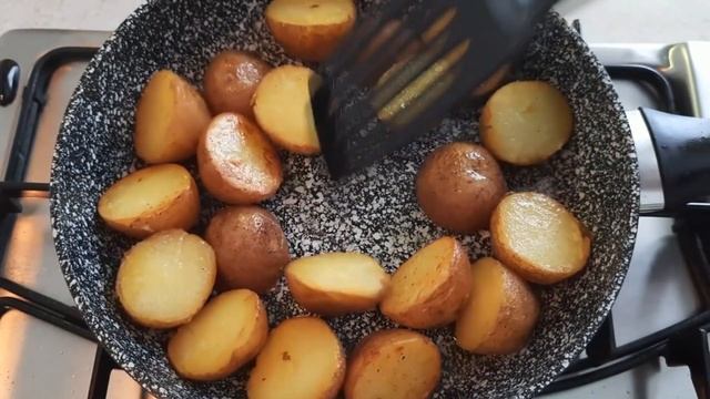 Жареный картофель с чесноком и лимоном! / Fried potatoes with garlic and lemon! смотреть онлайн