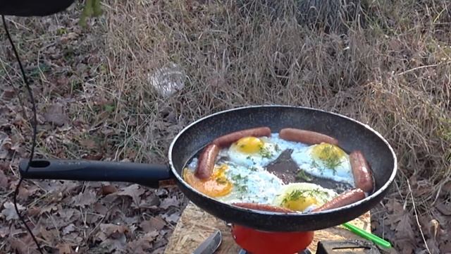 Жаренные яйца и сосиски смотреть онлайн