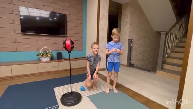 Илья и Андрей весело бьют грушу разными частями тела! смотреть онлайн