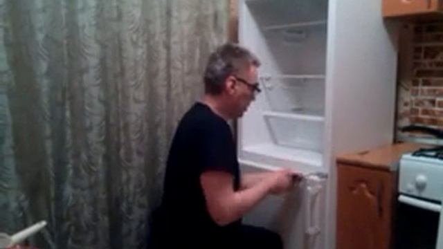 Меняем местами открывание дверцы на холодильнике. смотреть онлайн