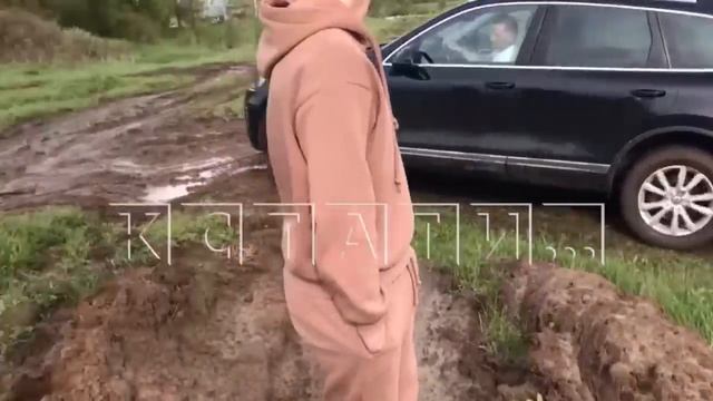 Море грязи и океан воды приходится преодолевать жителям, чтобы добраться до парома смотреть онлайн