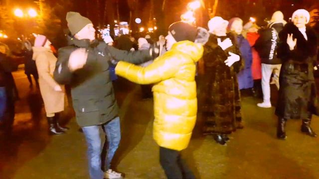 Разбуди меня на заре!!!Танцы в парке Горького!!!Харьков 2022 смотреть онлайн
