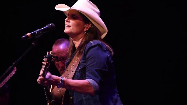 Terri Clark "Now That I Found You" in La Mirada, CA, 4/5/17 смотреть онлайн
