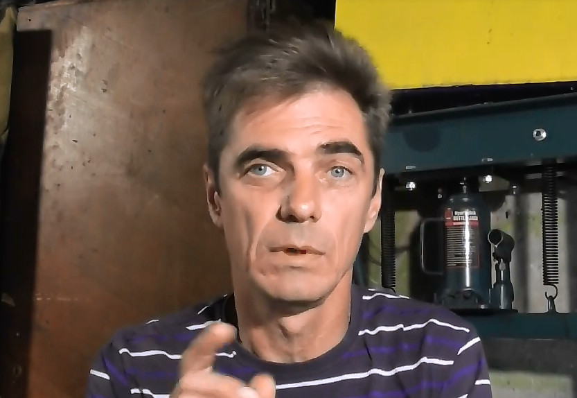 Машине Хлопает Стреляет в Глушитель при Сбросе Газа! Что Делать смотреть онлайн