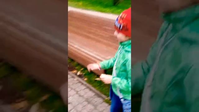 Я кормлю уток в курортном парке смотреть онлайн