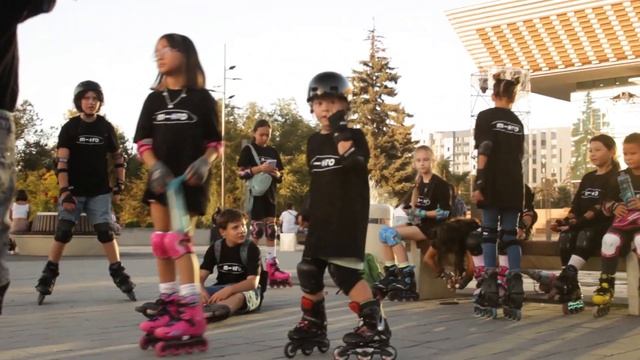 Закрытие сезона с ДЕТЬМИ на РОЛИКОВЫХ КОНЬКАХ | СТРИТ по ГОРОДУ на РОЛИКАХ смотреть онлайн