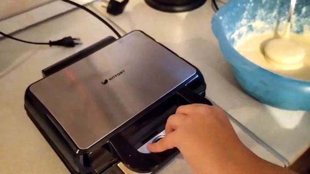 Приготовление Венских вафель! Обзор вафельницы Kitfort-KT-1620 смотреть онлайн