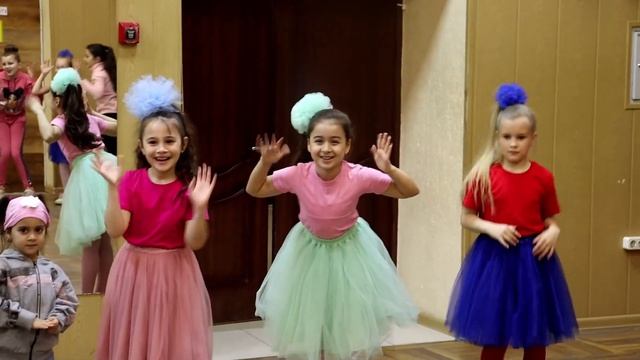 Игровая программа «Здравствуй, яркий Первомай!», посвященная празднику Весны и Труда смотреть онлайн