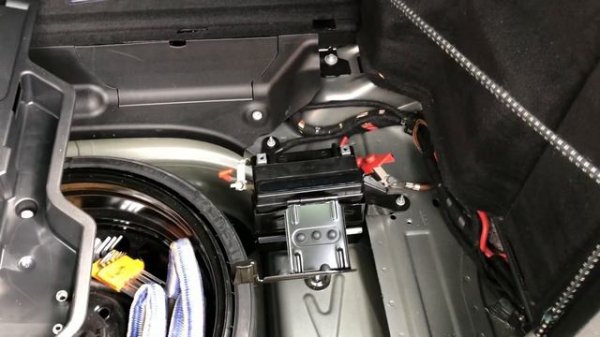 Замена дополнительного аккумулятора на Mercedes-Benz GLK220