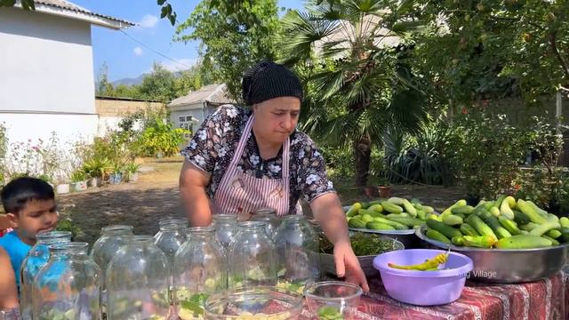 БАБУШКА ГОТОВИТ МАРИНОВАННЫЕ ОГУРЦЫ И ПИРОГ Азербайджанская Кухня Деревенская Кухня Рецепты смотреть онлайн